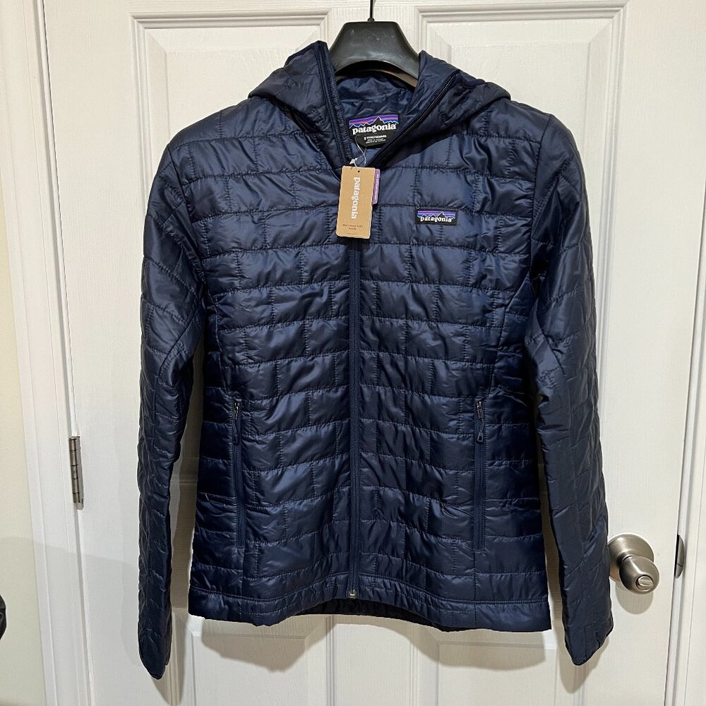 Patagonia Men’s Nano Puff Hoody in Classic Navy Color, Size S